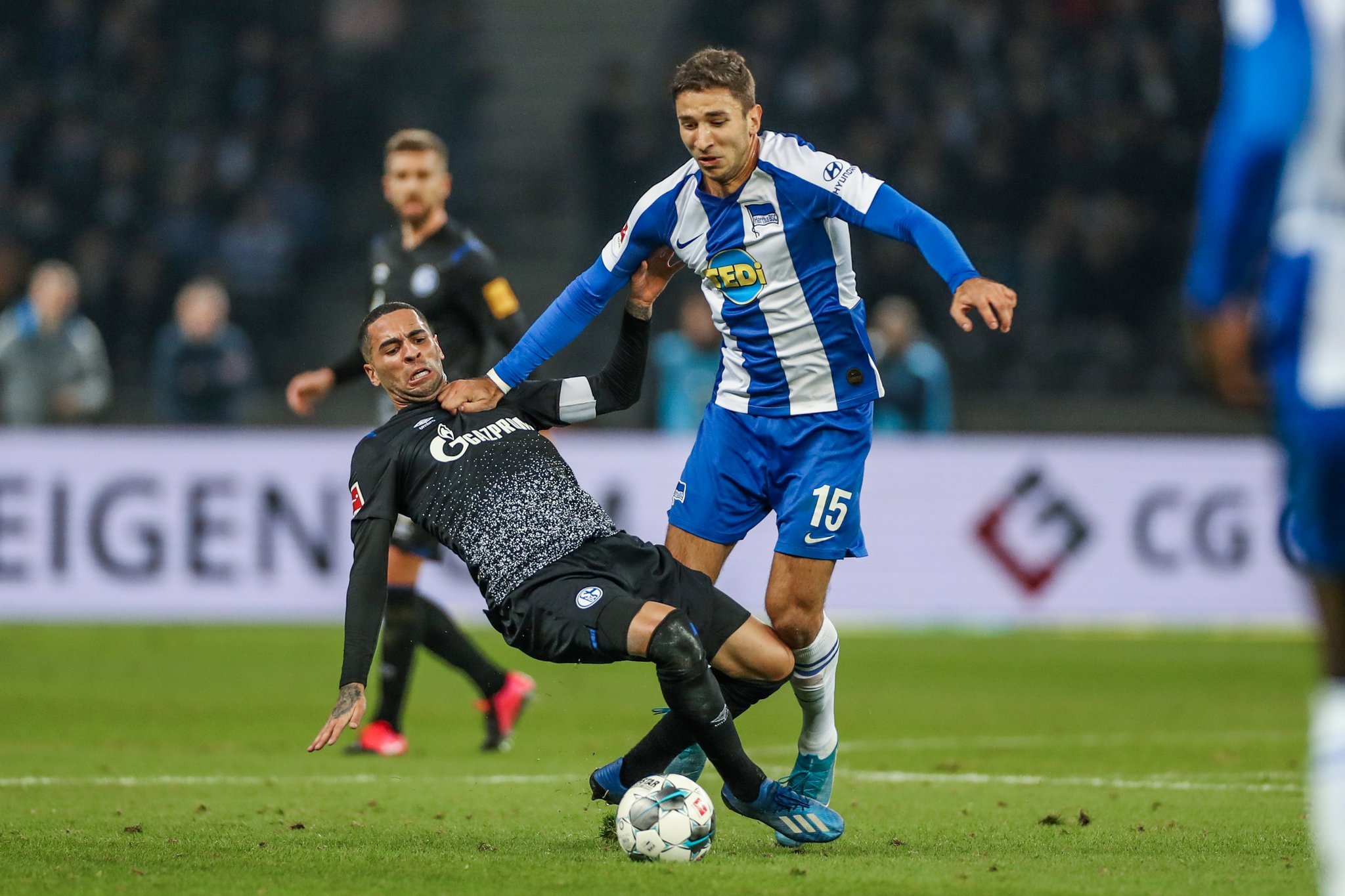 德天空：拜仁引进费耶诺德右后卫里德的谈判正在取得进展